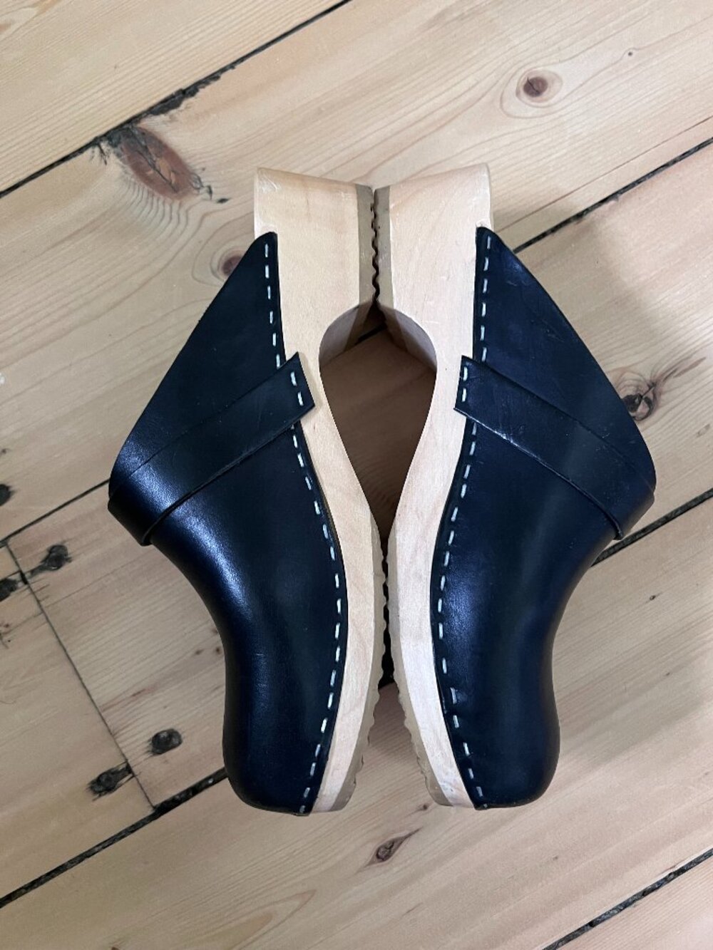 Swedish Hasbeens Black Leather Clogs - Picture 5 of 11